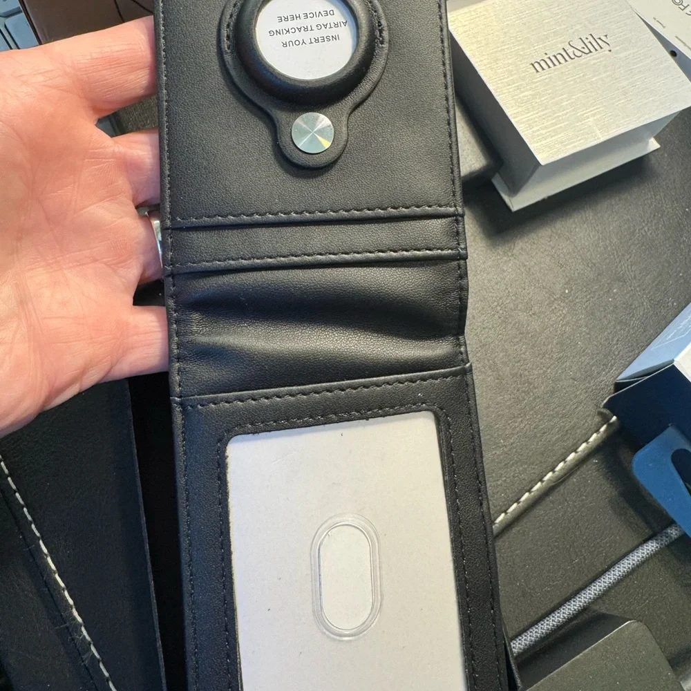 Black Airtag Wallet
